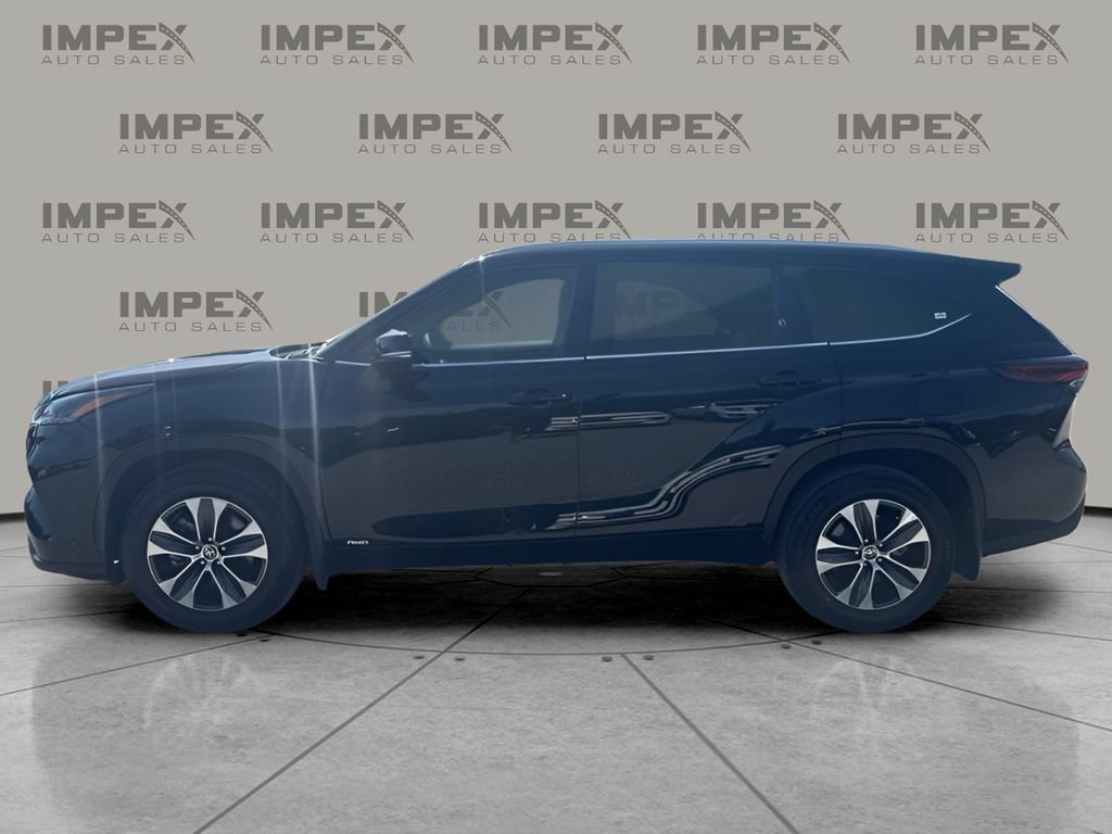 Used 2025 Toyota Highlander XLE AWD/4WD image 2