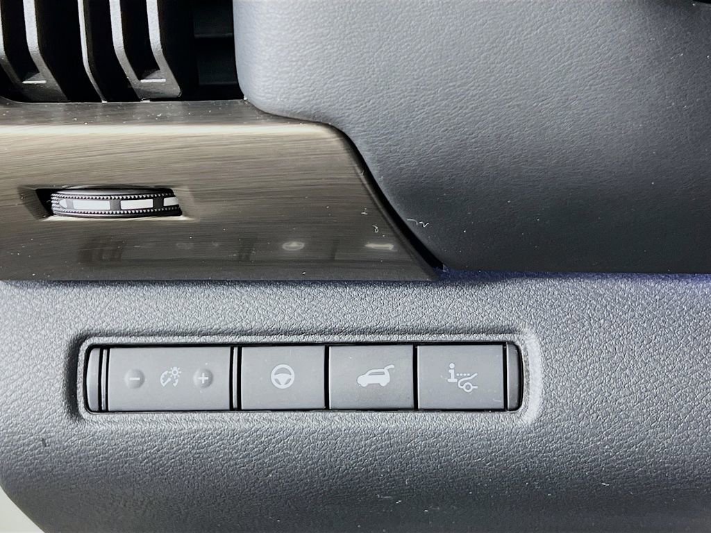 Used 2023 Nissan Pathfinder Platinum image 9