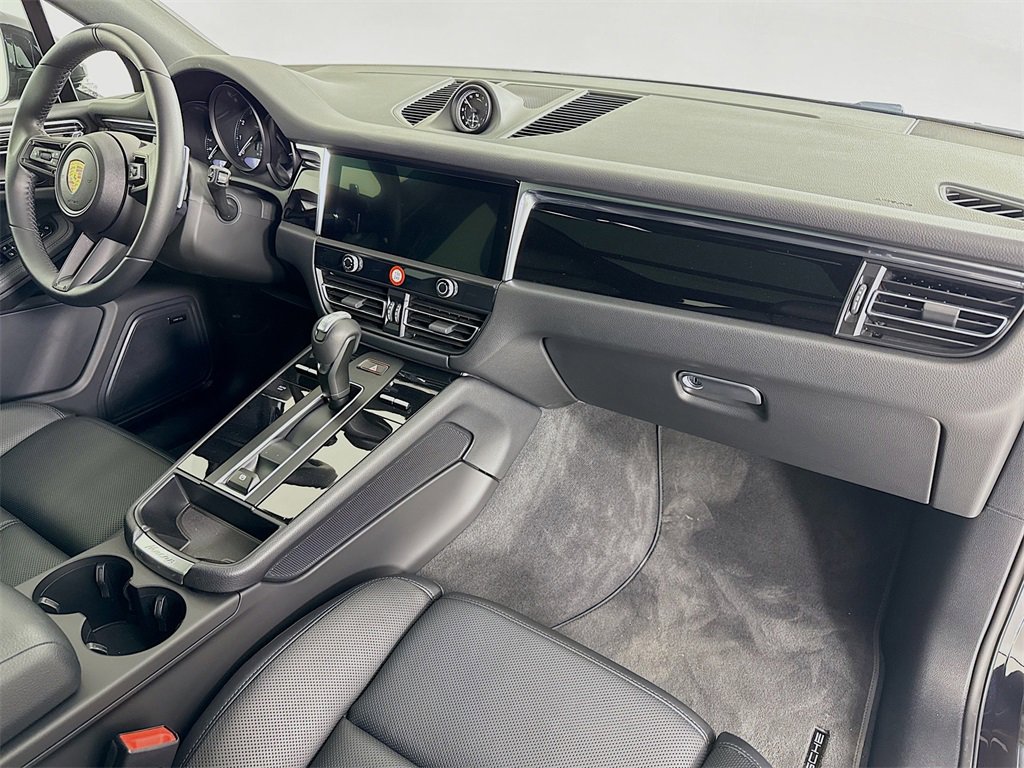 Used 2025 Porsche Macan image 31