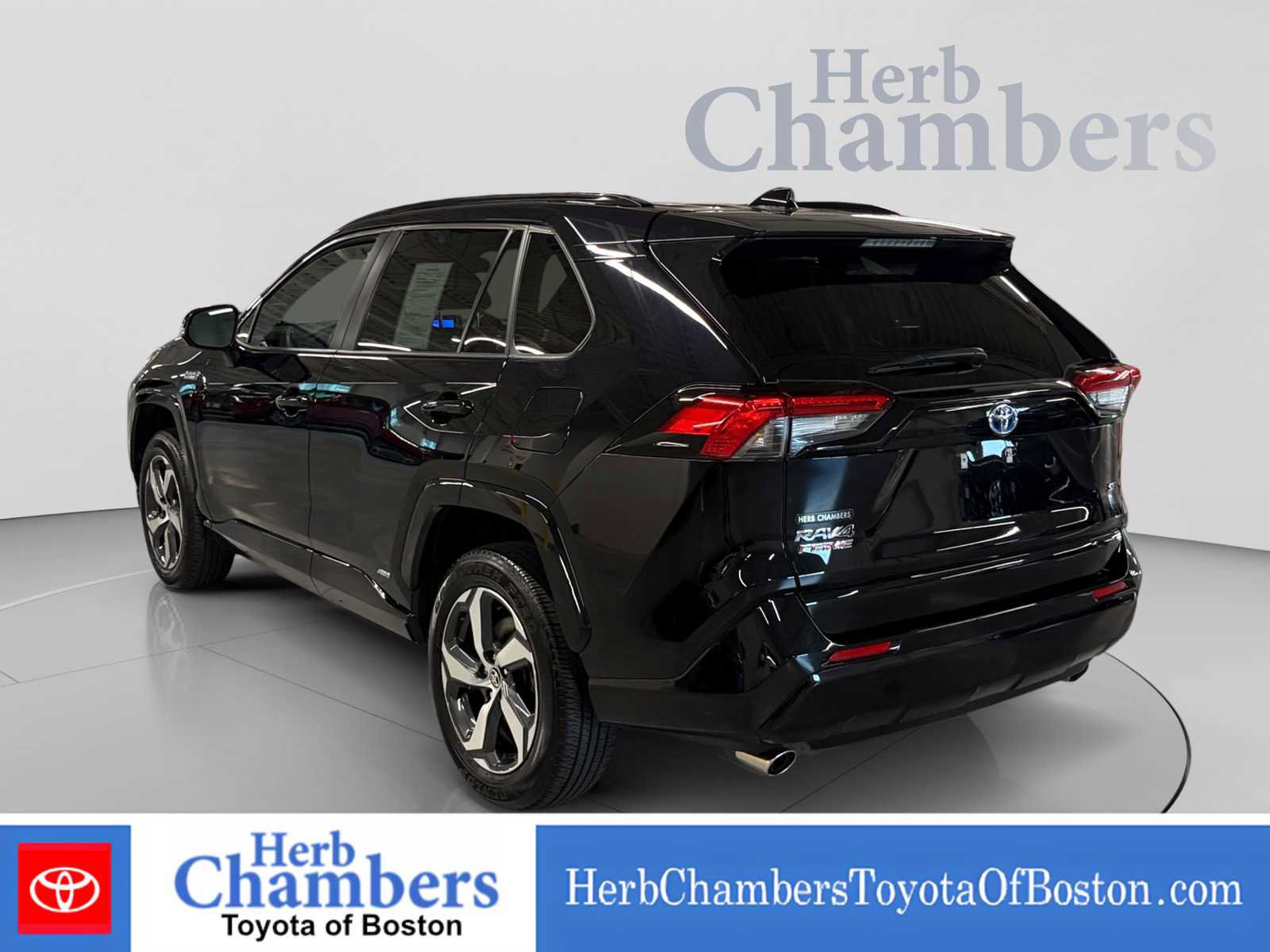 Used 2024 Toyota RAV4 SE w/ Weather & Moonroof Package AWD/4WD image 3