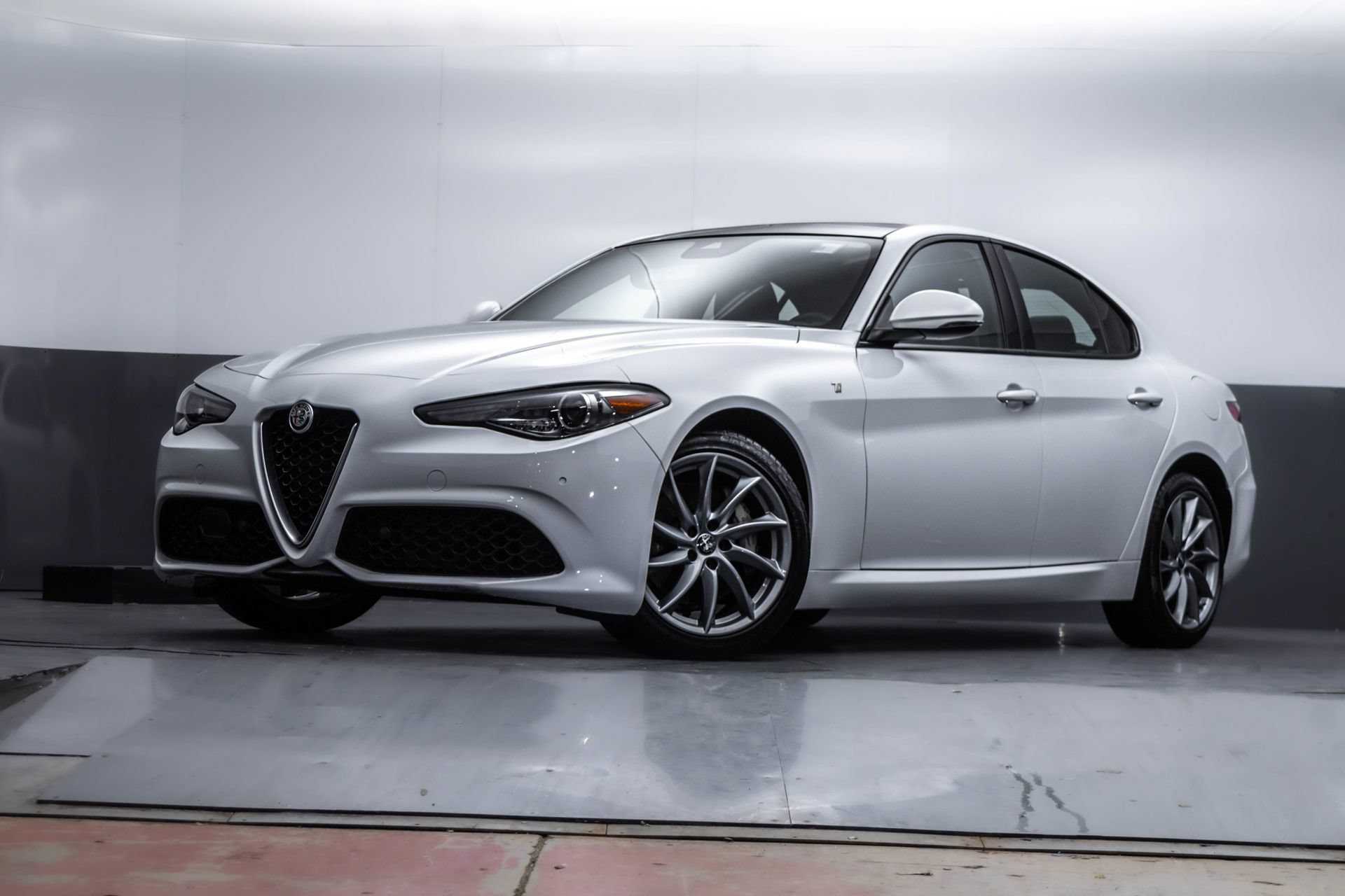 Used 2022 Alfa Romeo Giulia Ti AWD/4WD image 2