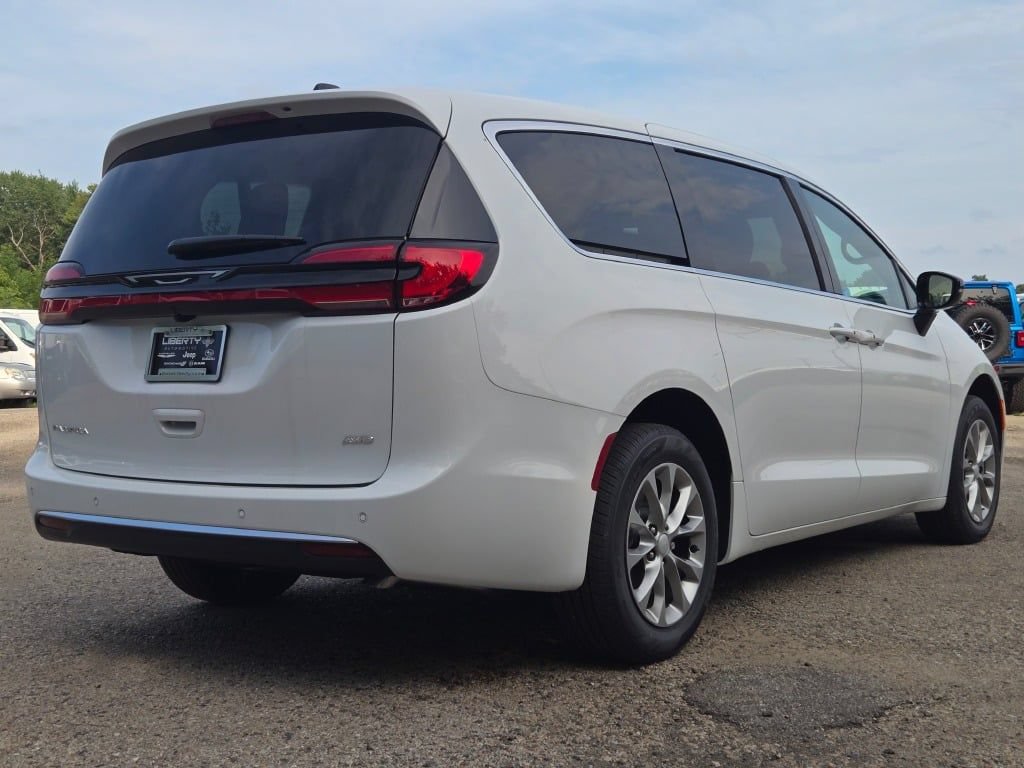 New 2027 Chrysler Pacifica Select AWD/4WD image 13