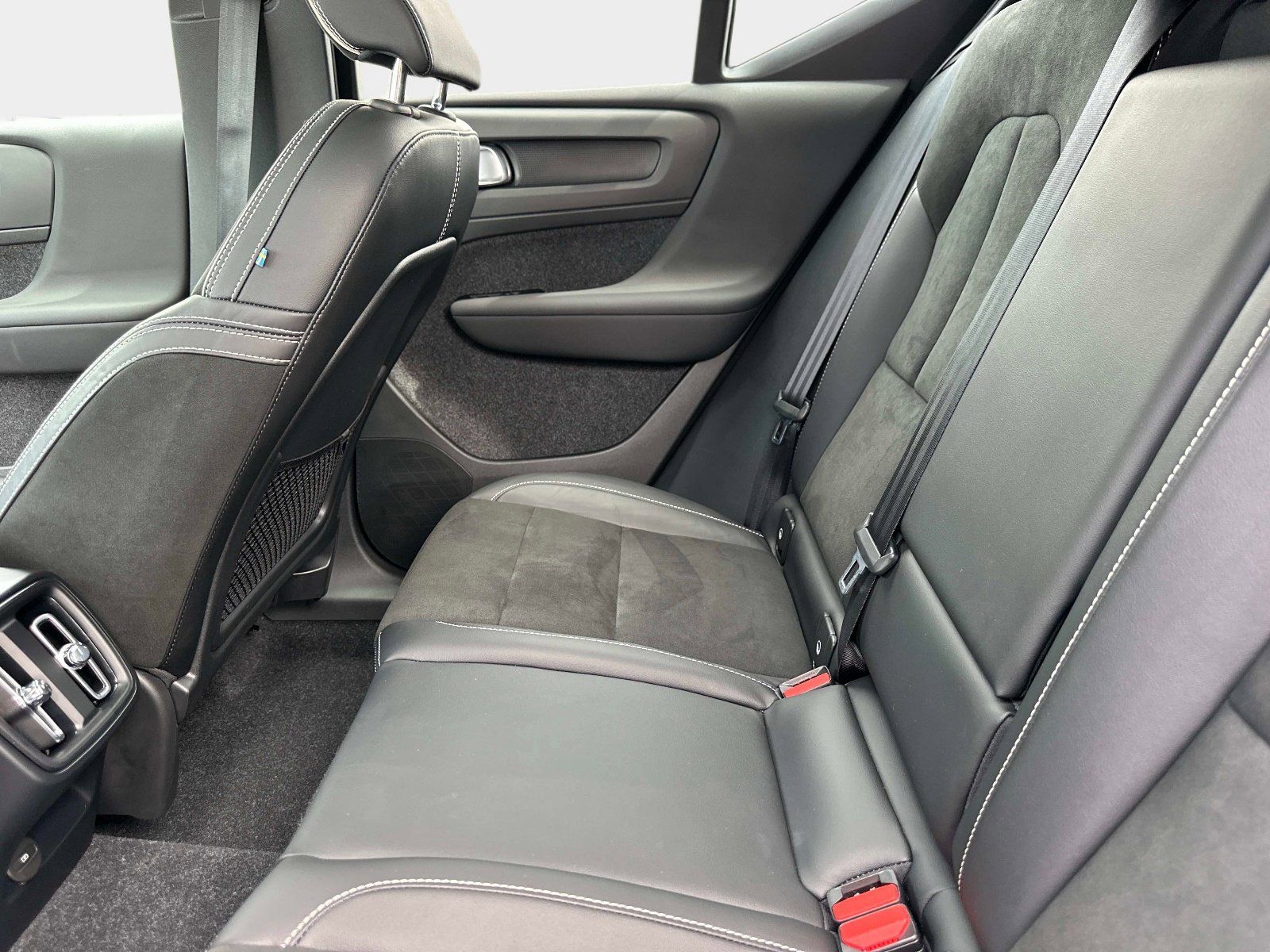 Used 2022 Volvo XC40 T5 R-Design image 15