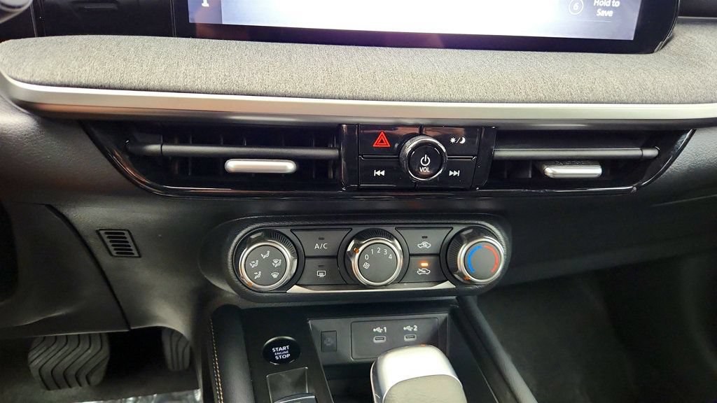 Used 2025 Nissan Kicks SV AWD/4WD image 17
