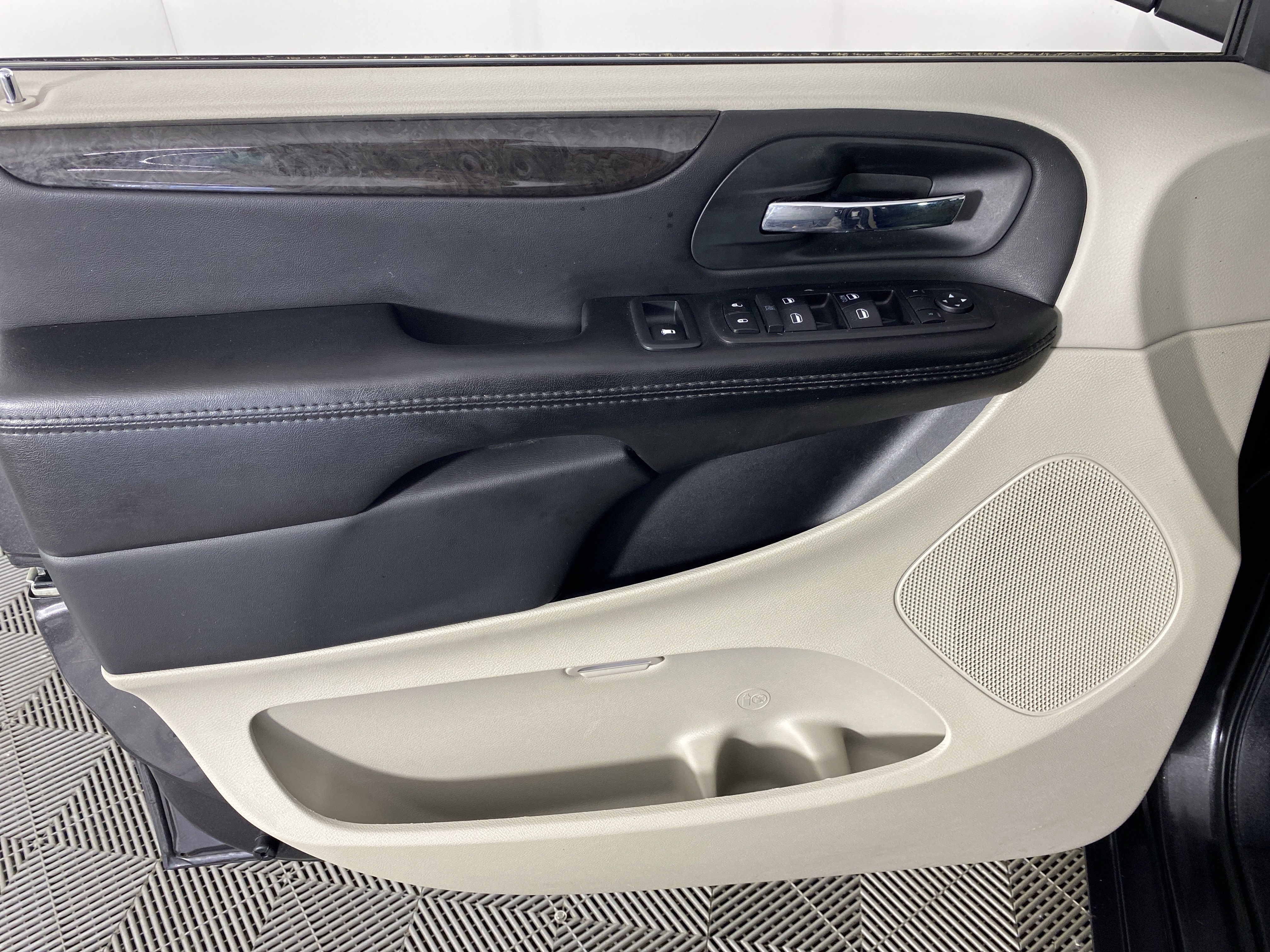 Used 2018 Dodge Grand Caravan SE w/ UConnect Hands-Free Group FWD image 12