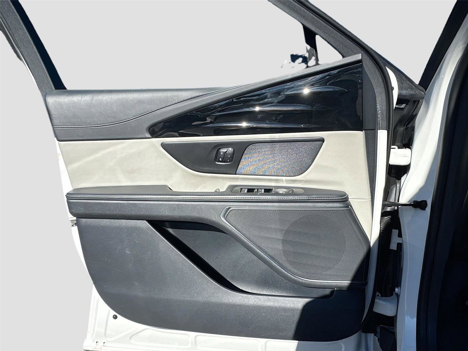 Used 2024 Lincoln Nautilus Reserve image 18