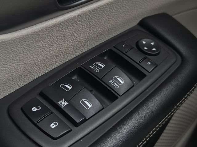 Used 2024 Chrysler Pacifica Touring-L FWD image 28