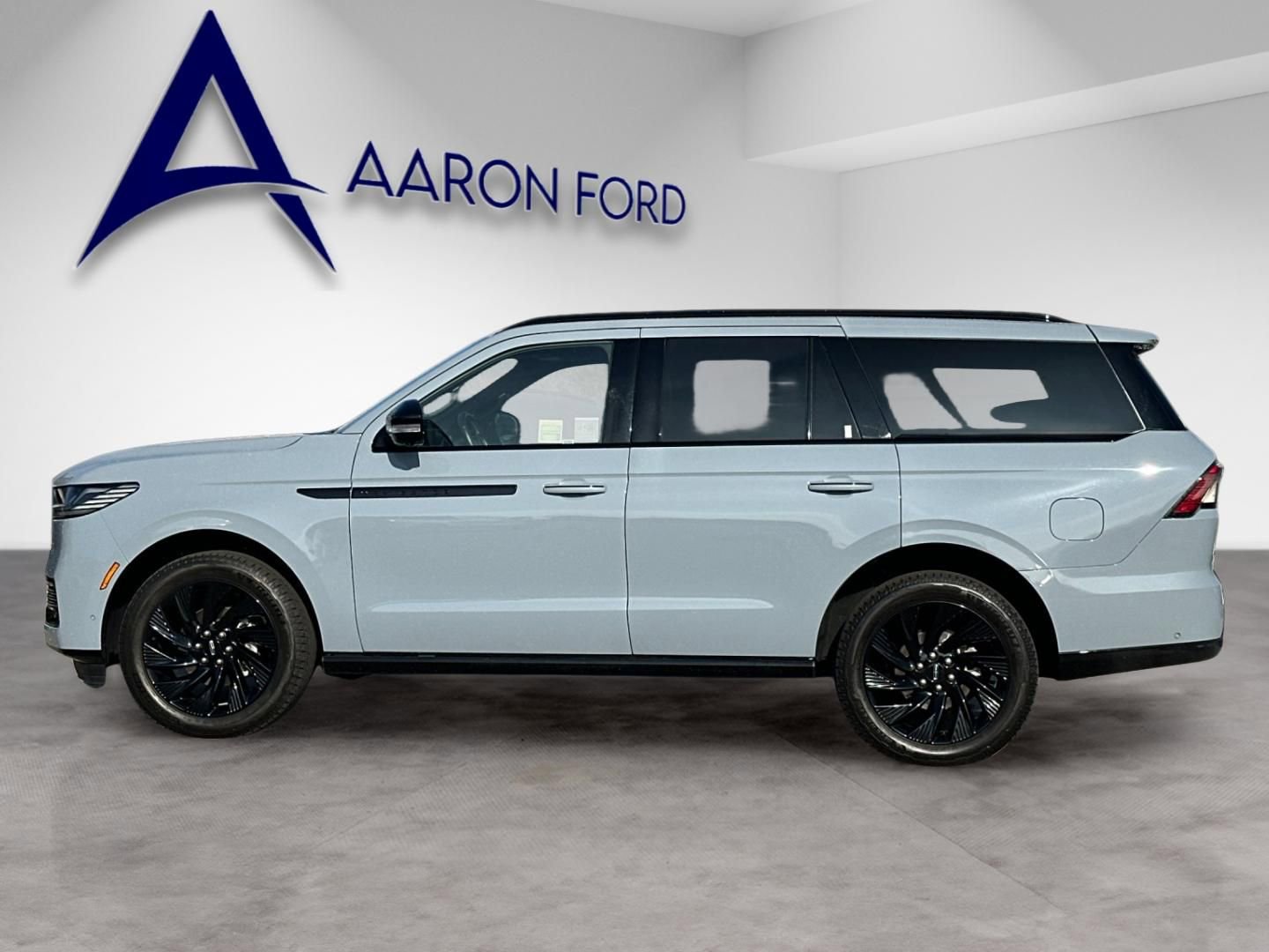 Used 2025 Lincoln Navigator Reserve w/ Jet Appearance Package image 3