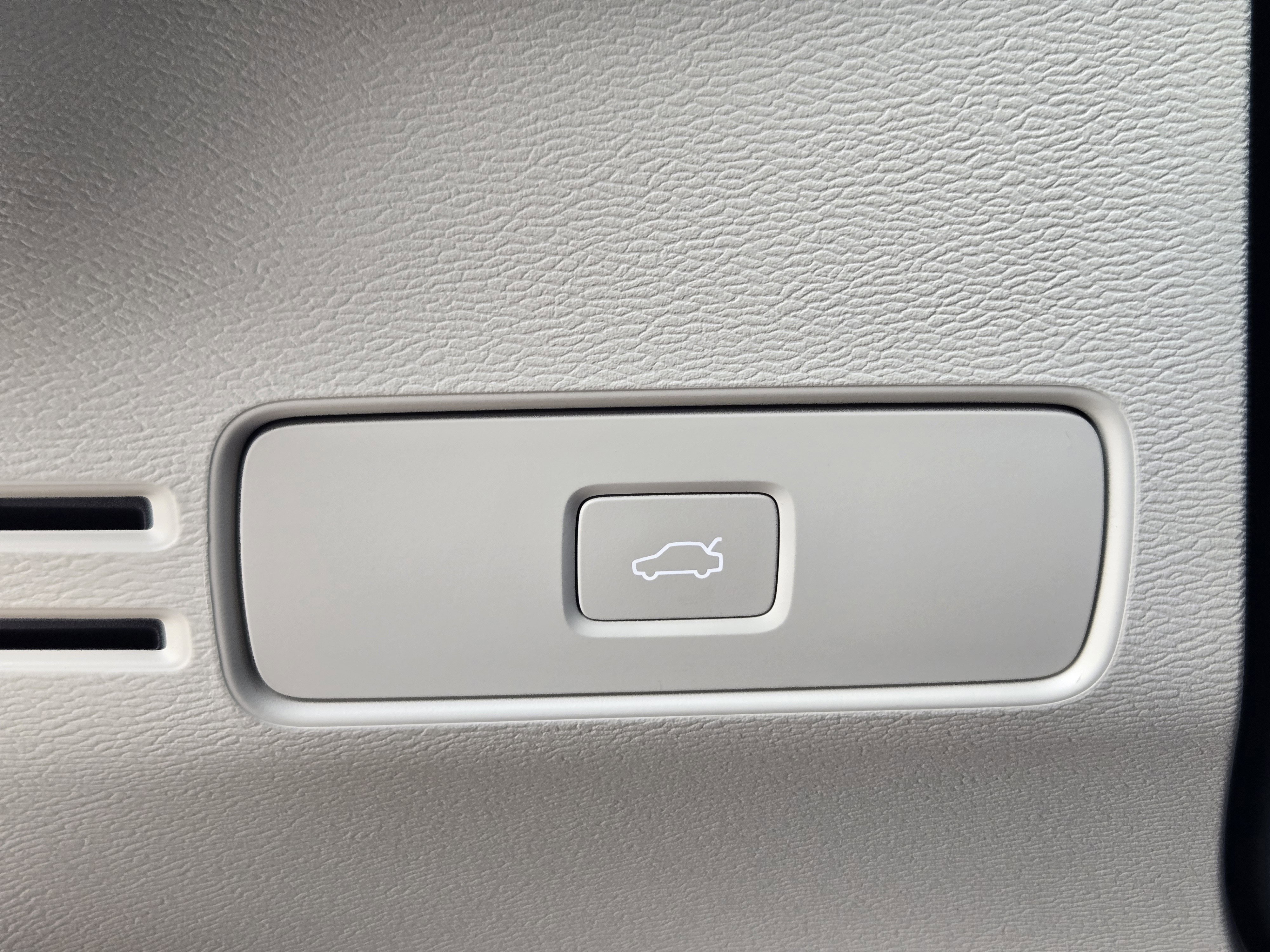 New 2026 Volvo XC40 B5 Plus w/ Protection Package Premier image 24