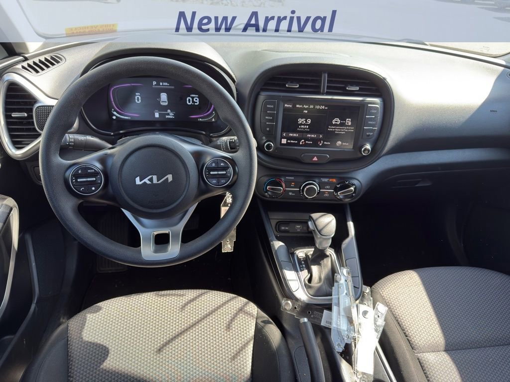 Used 2025 Kia Soul LX w/ LX Technology Package FWD image 8