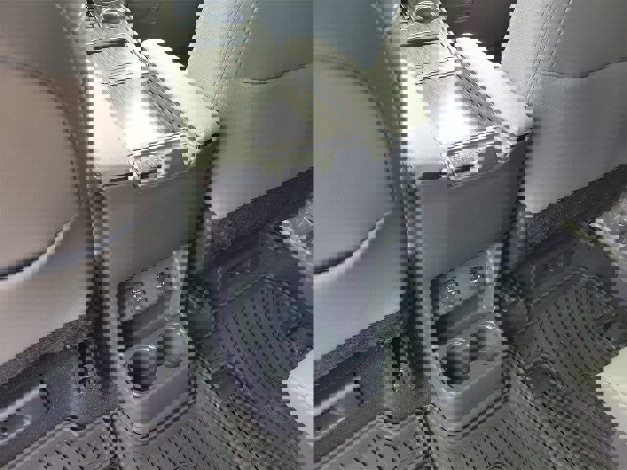 Used 2024 Toyota Sienna Limited image 12