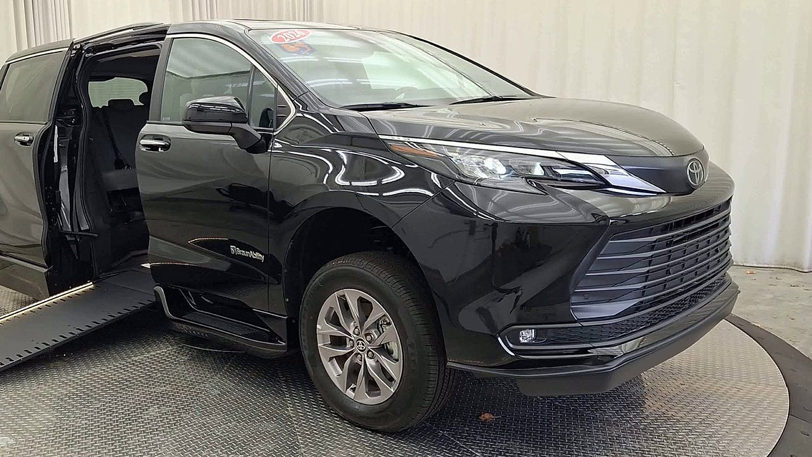 Used 2026 Toyota Sienna XLE FWD image 7