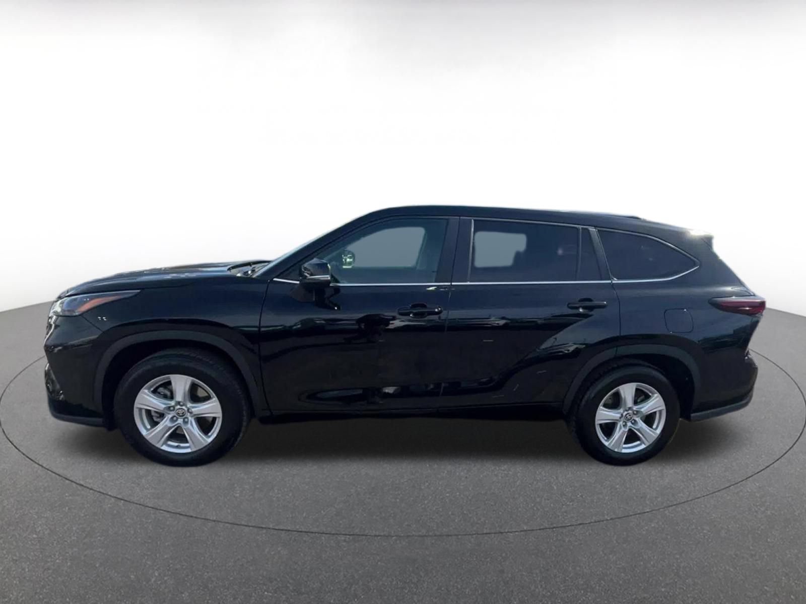 Used 2025 Toyota Highlander LE FWD image 9