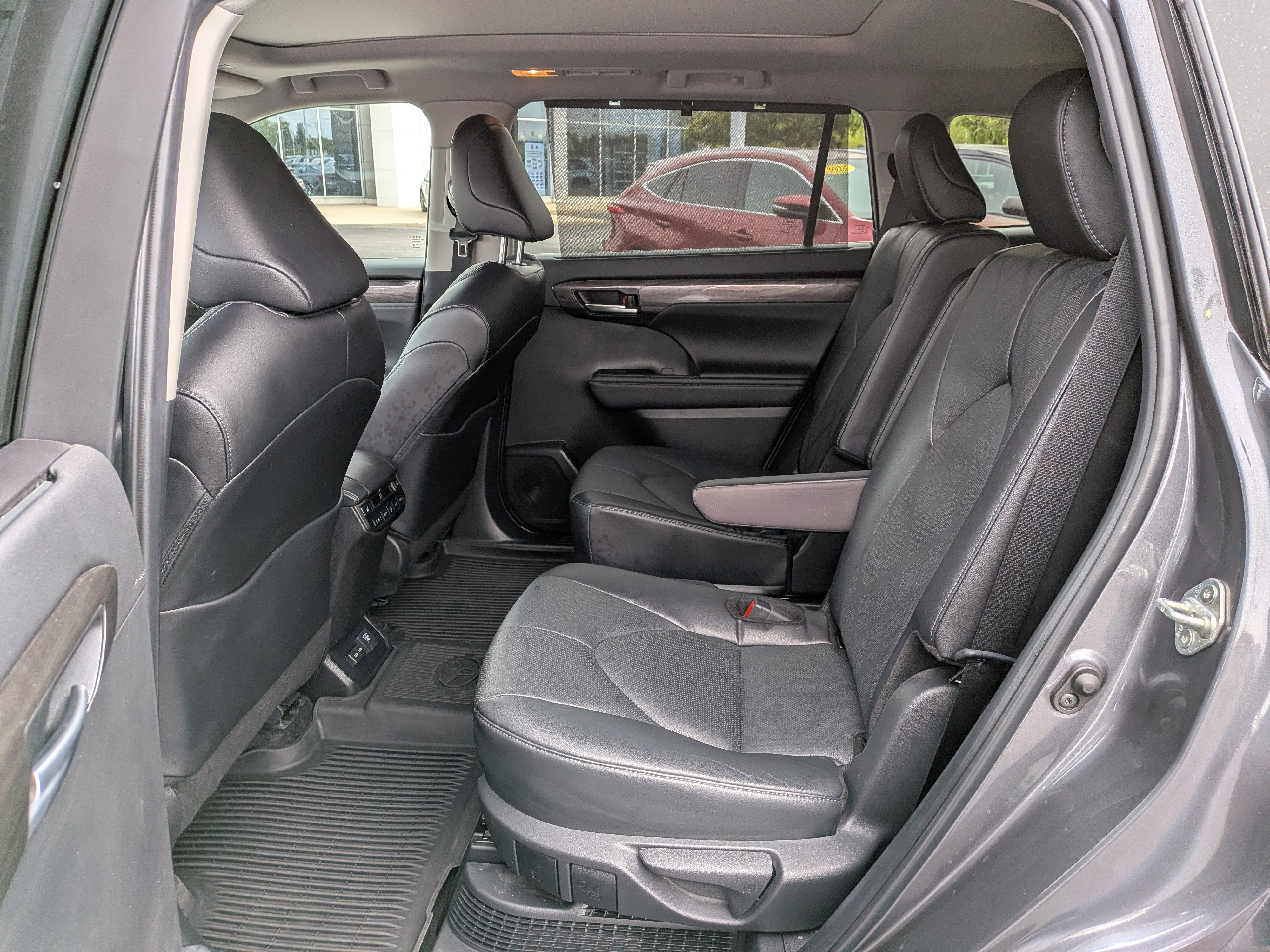 Used 2024 Toyota Highlander Platinum AWD/4WD image 21
