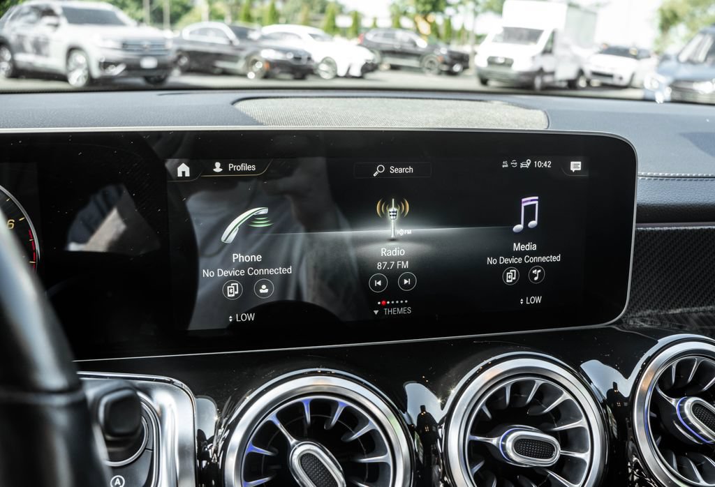 Used 2021 Mercedes-Benz GLB 250 4MATIC image 8