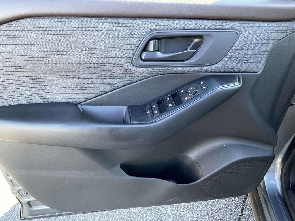 Used 2023 Nissan Rogue S image 15