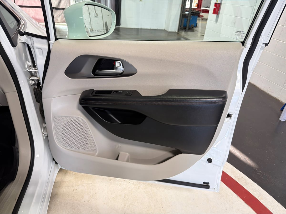 Used 2020 Chrysler Pacifica Touring w/ Tire & Wheel Group FWD image 27