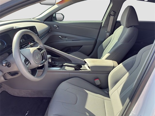 Used 2025 Hyundai Elantra SE w/ Cargo Package image 9
