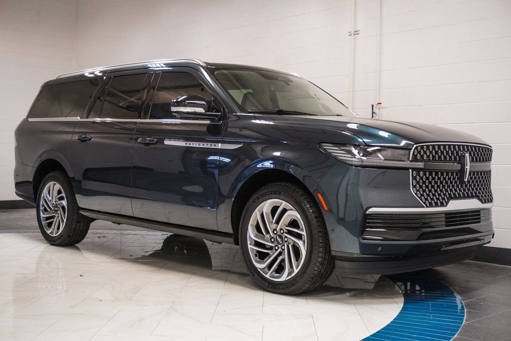 Used 2025 Lincoln Navigator L Reserve image 5