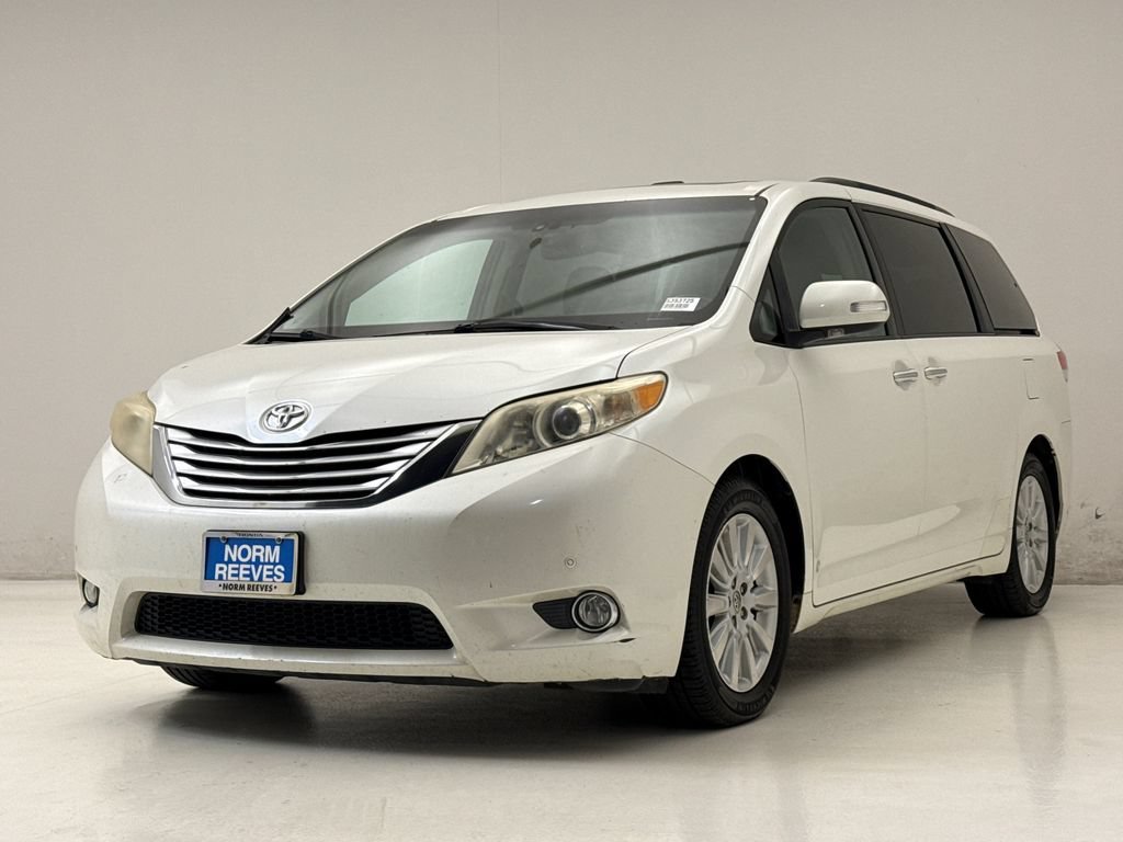 Used 2013 Toyota Sienna Limited w/ Premium Pkg FWD image 2