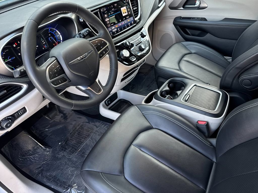 Used 2024 Chrysler Pacifica Select image 9