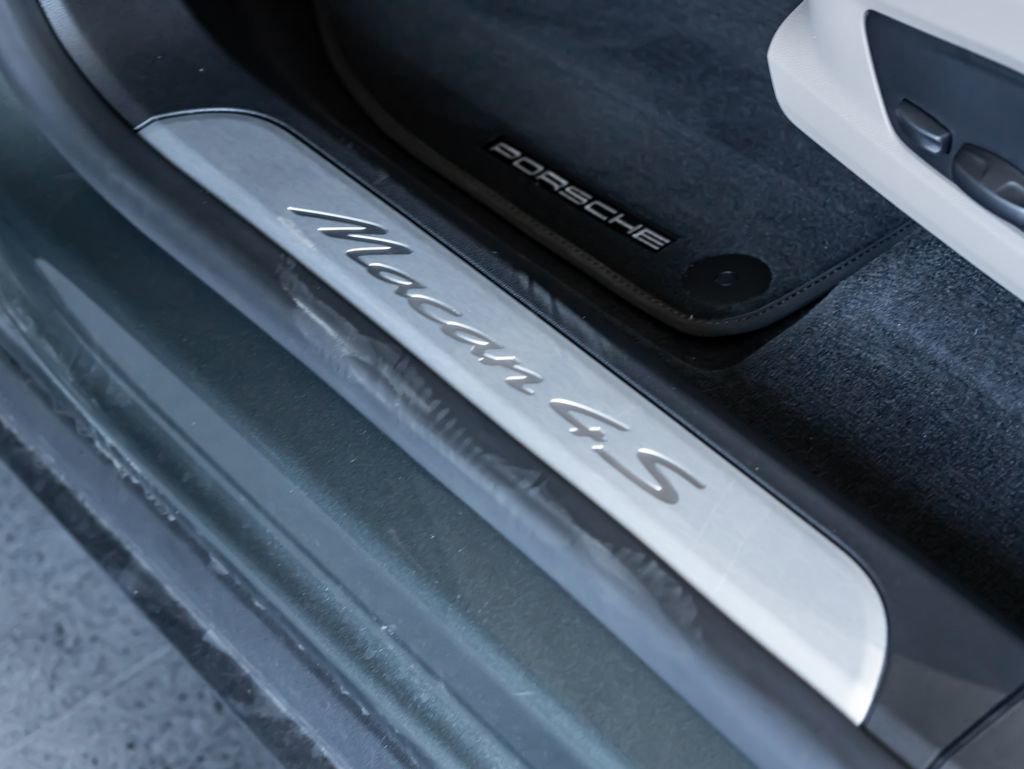 Certified 2025 Porsche Macan 4S Electric AWD/4WD image 14
