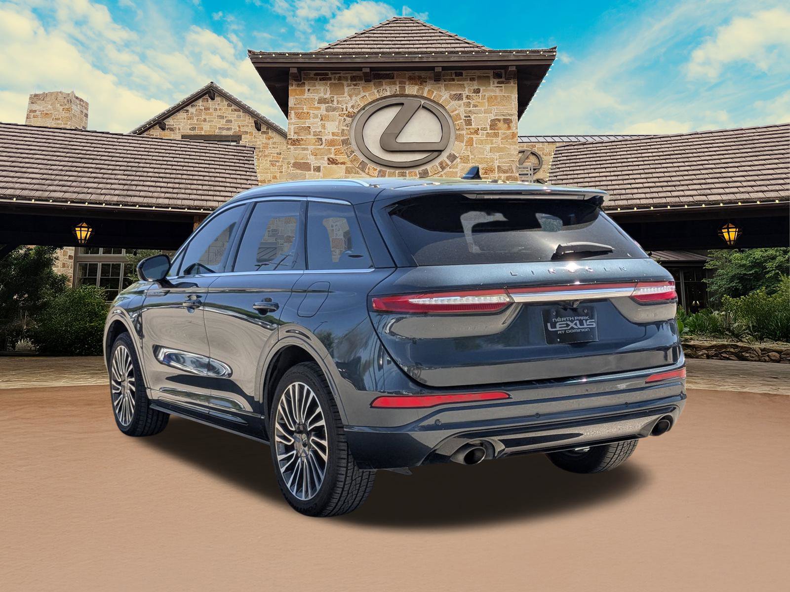 Used 2022 Lincoln Corsair Grand Touring image 3