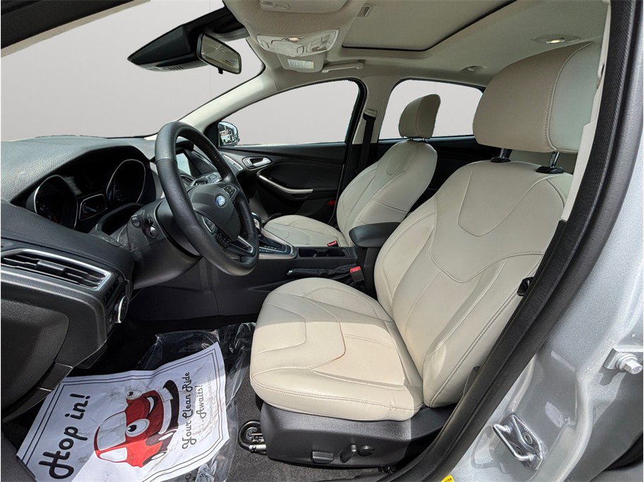 Used 2018 Ford Focus Titanium w/ Titanium Technology Package FWD image 2