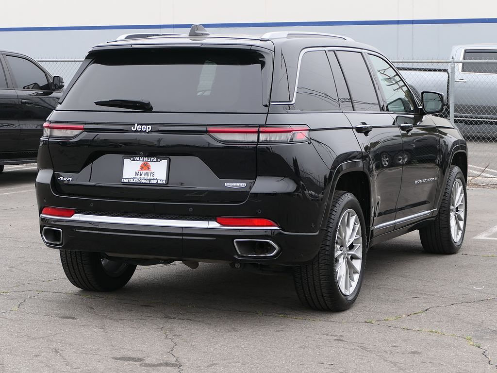 Used 2023 Jeep Grand Cherokee Summit w/ Luxury Tech Group V AWD/4WD image 3