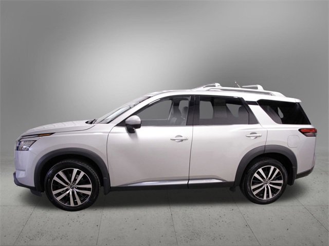 Used 2023 Nissan Pathfinder Platinum image 2