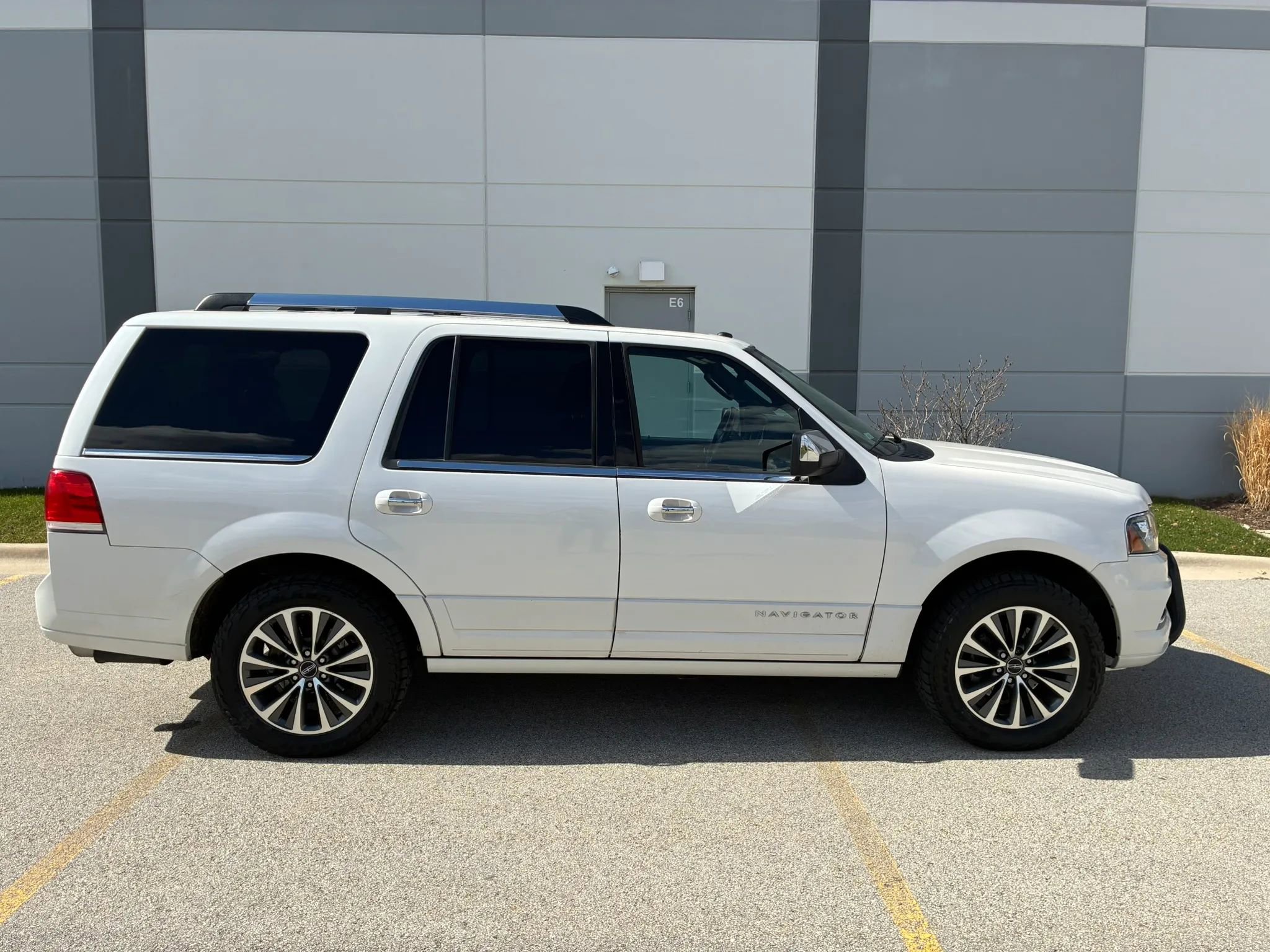 Used 2016 Lincoln Navigator Select image 4