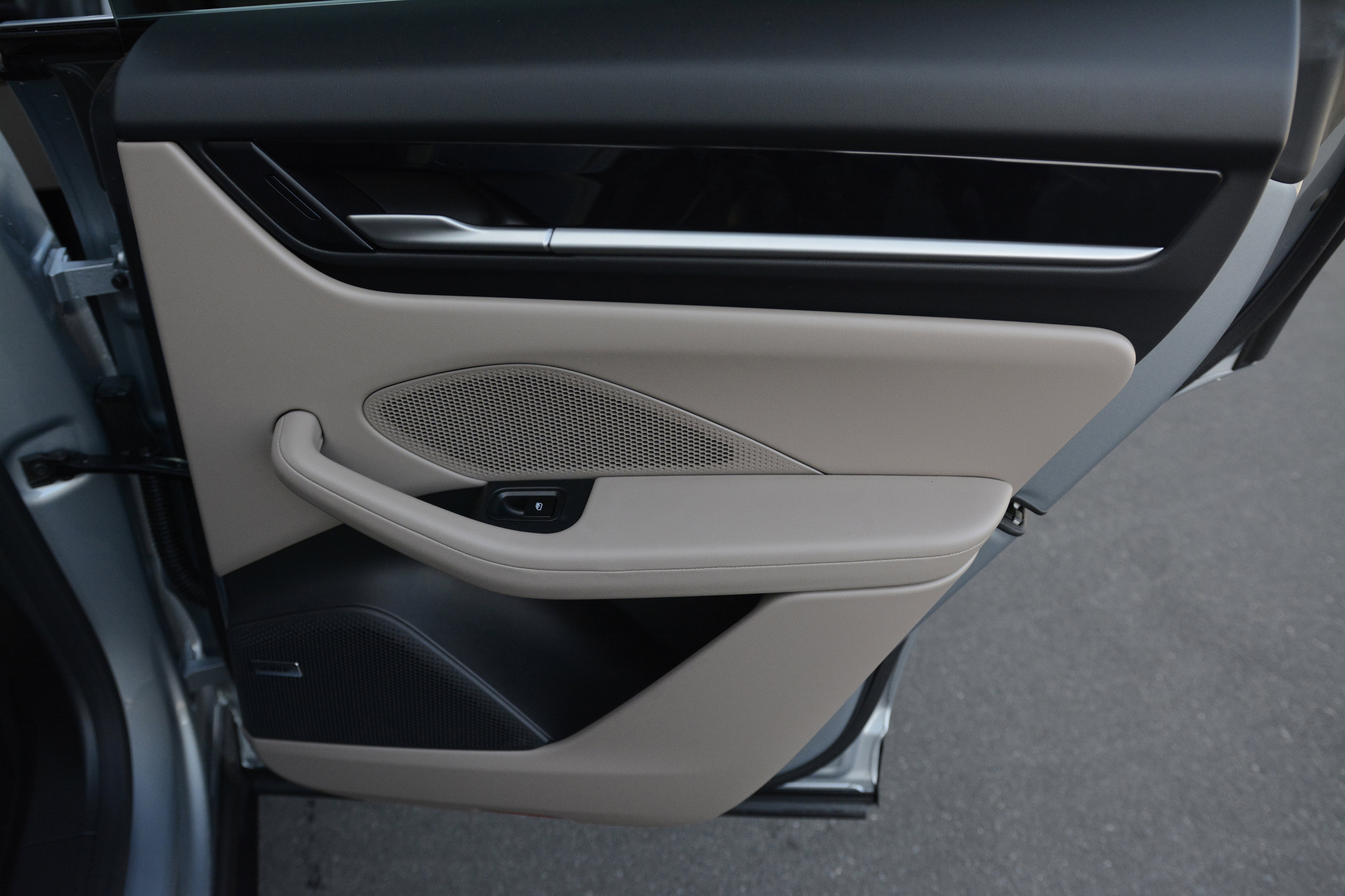 Certified 2025 Porsche Macan 4 Electric image 28