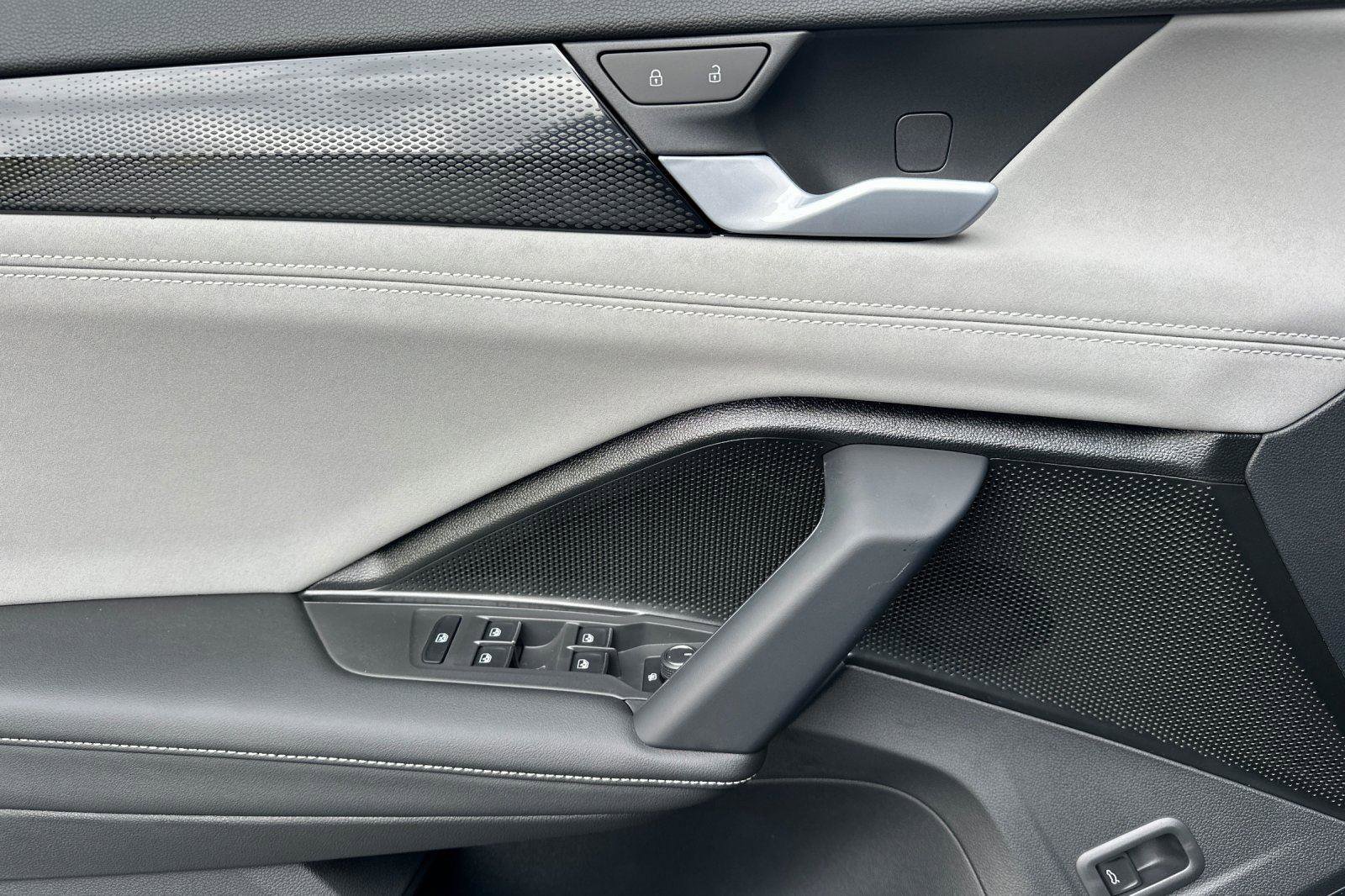 New 2026 Volkswagen Tiguan SE R-Line image 10