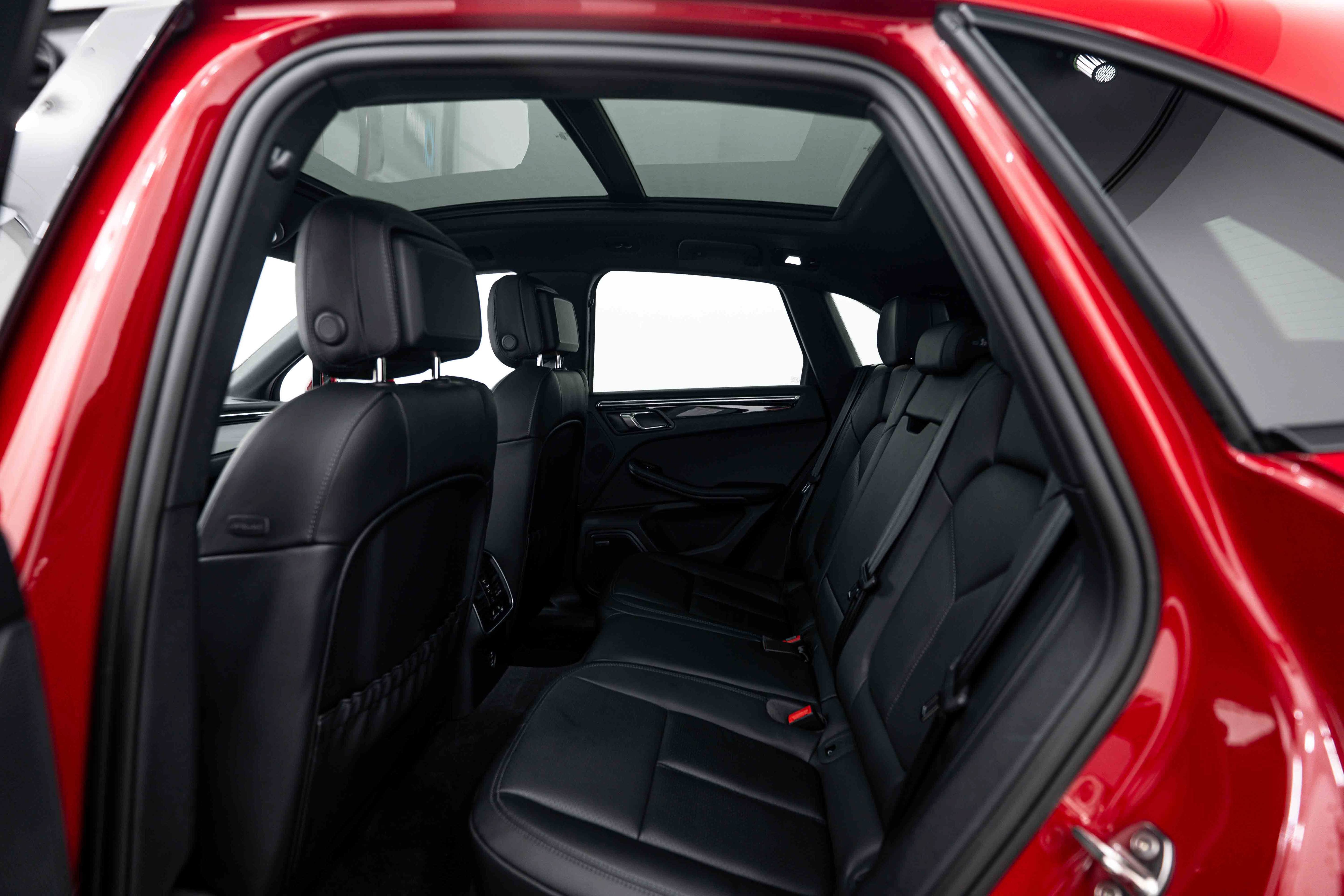Certified 2026 Porsche Macan AWD/4WD image 24