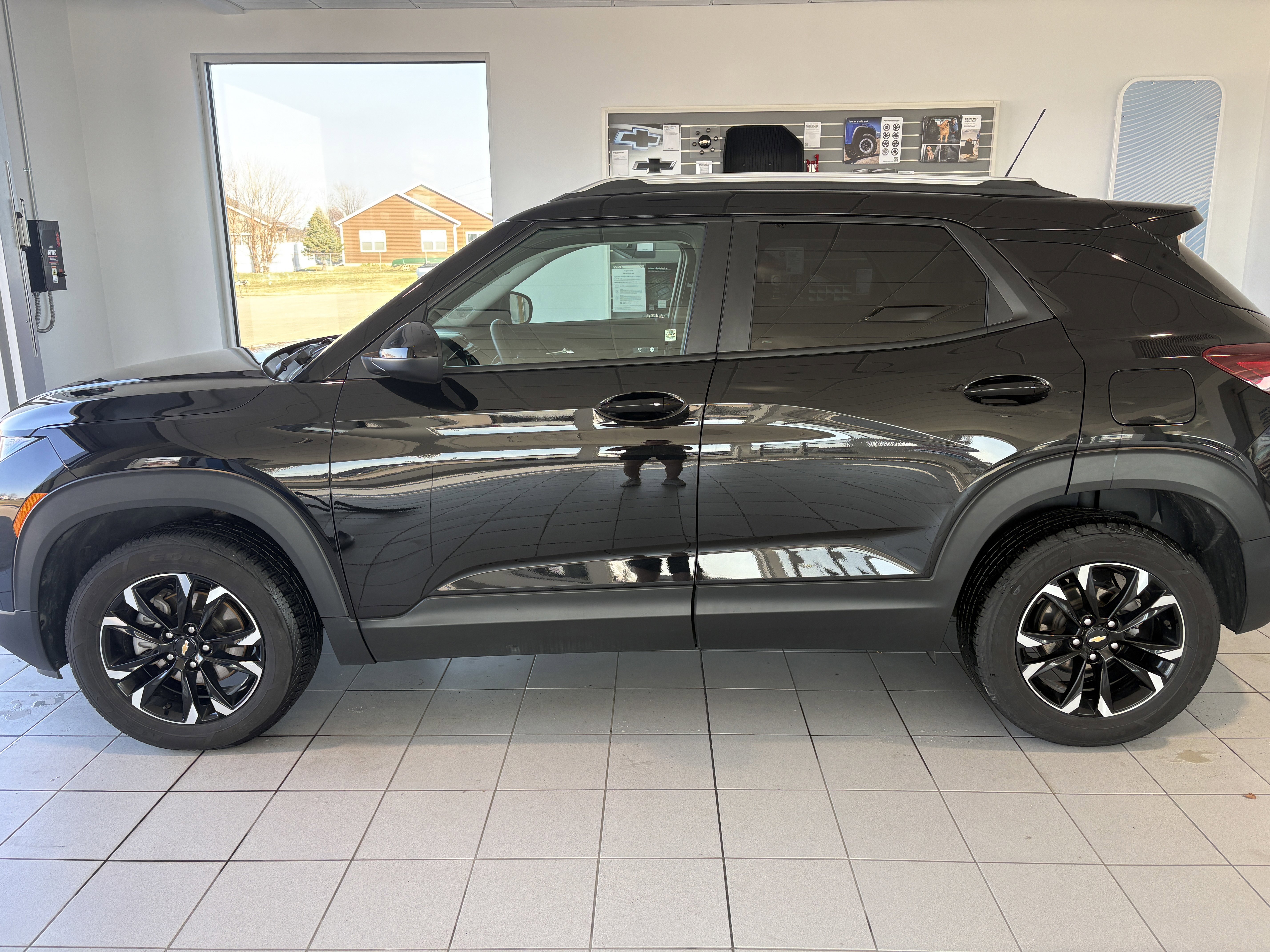 Used 2022 Chevrolet TrailBlazer LT w/ Convenience Package image 2