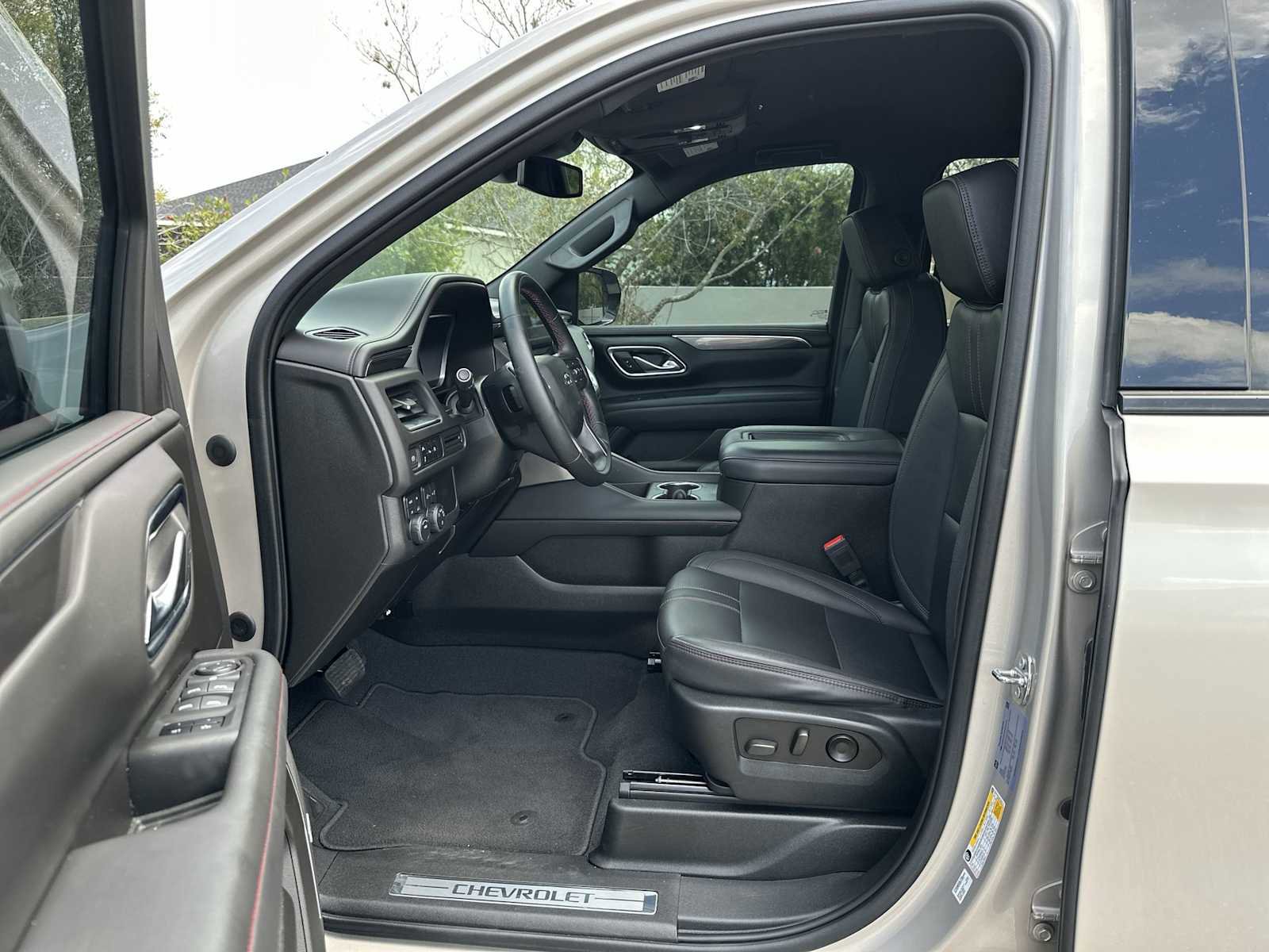 Used 2023 Chevrolet Suburban RST AWD/4WD image 2
