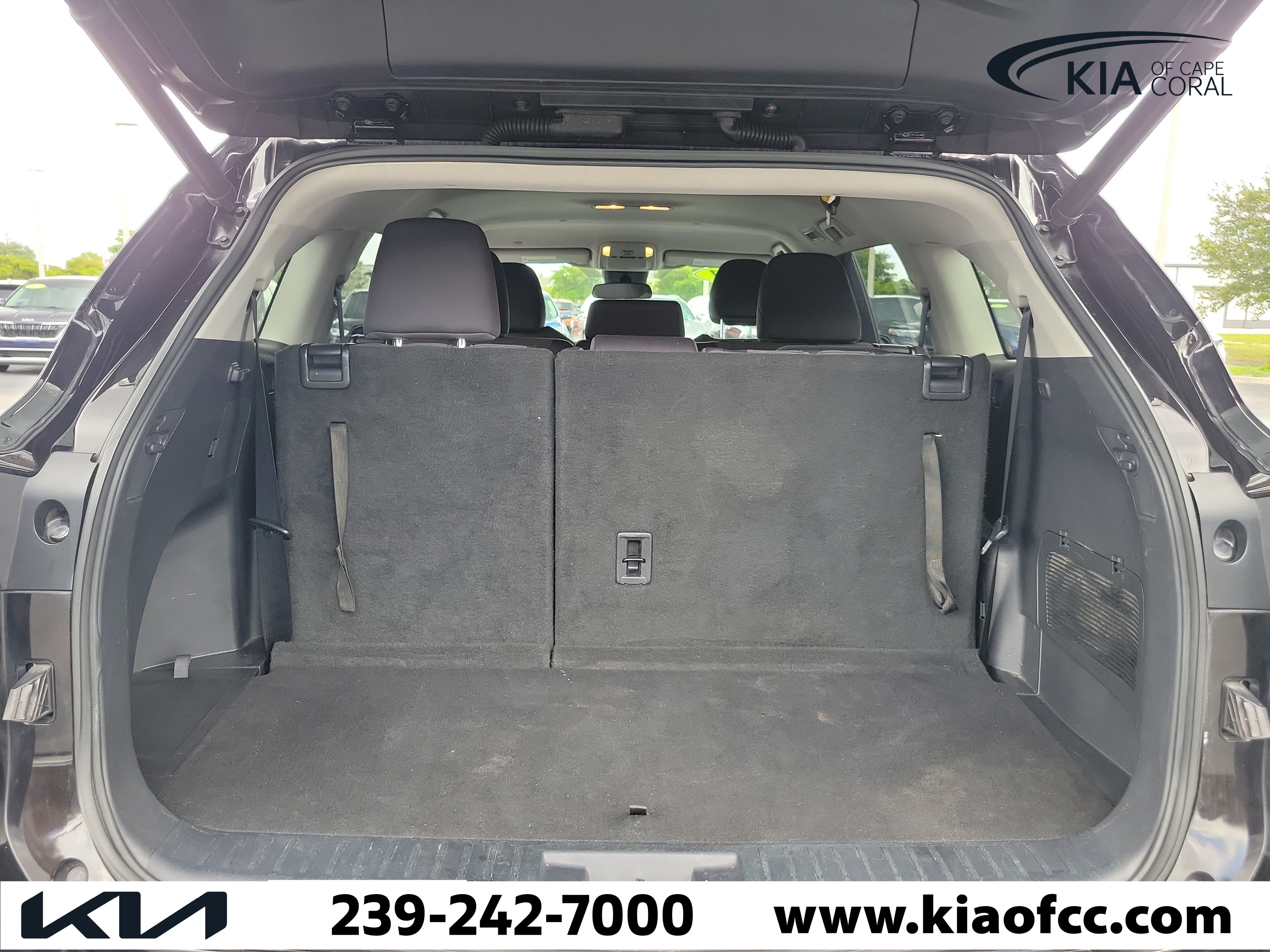 Used 2021 Toyota Highlander LE FWD image 11