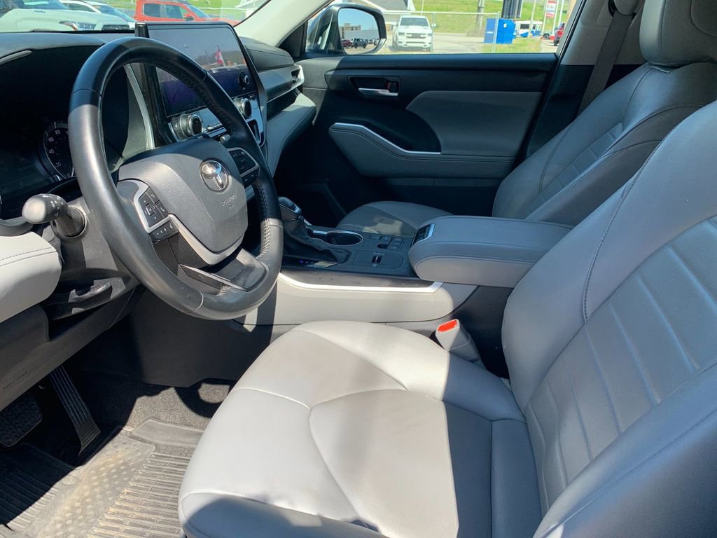 Used 2023 Toyota Highlander XLE FWD image 11