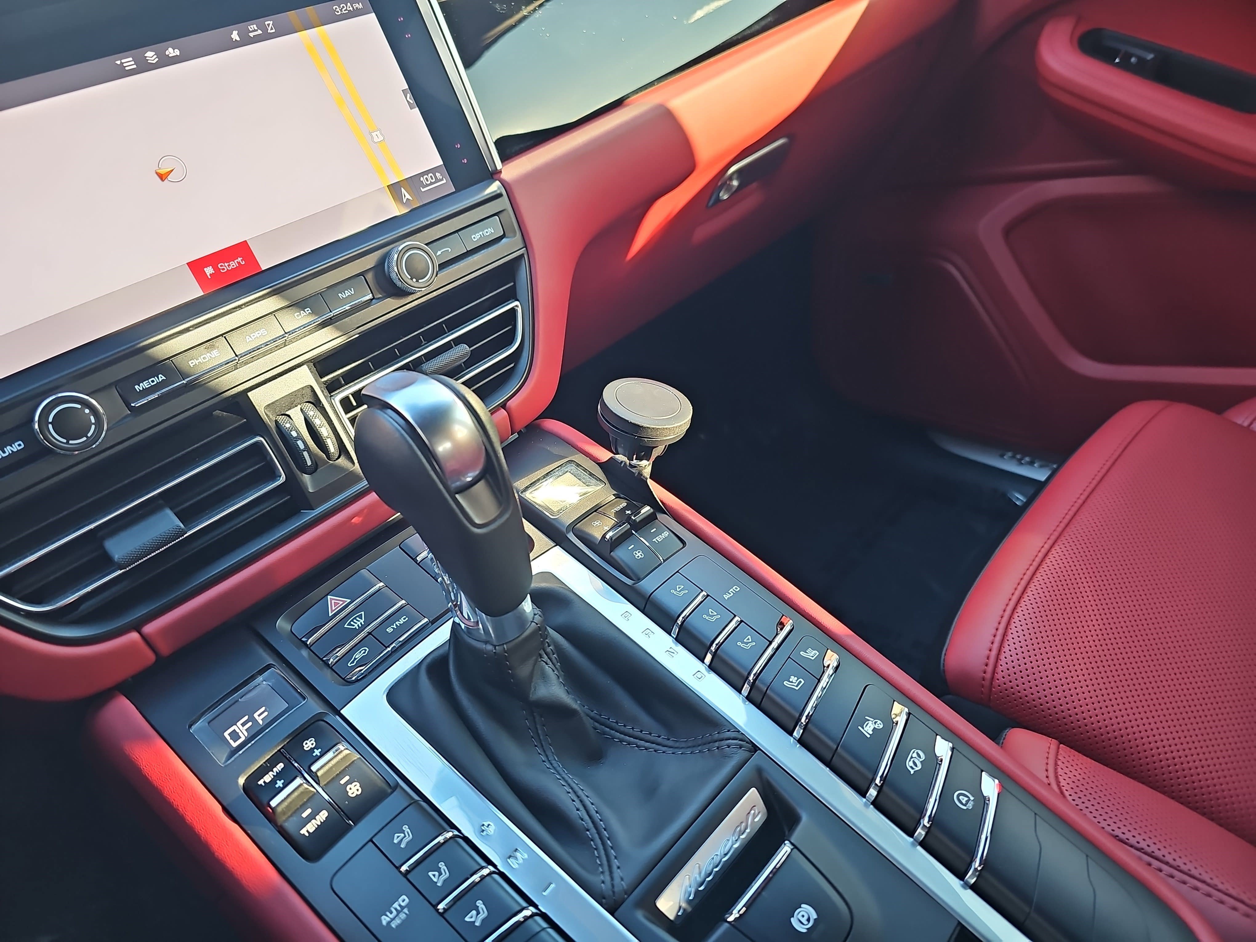 Used 2021 Porsche Macan Turbo image 25