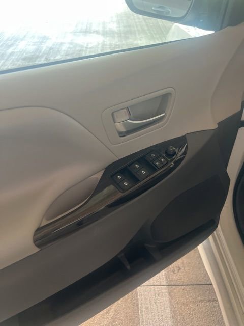 Used 2020 Toyota Sienna XLE image 5