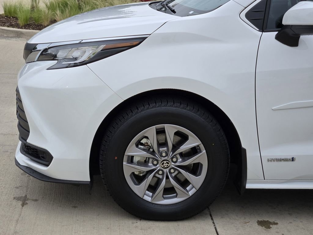 Used 2021 Toyota Sienna LE FWD image 6
