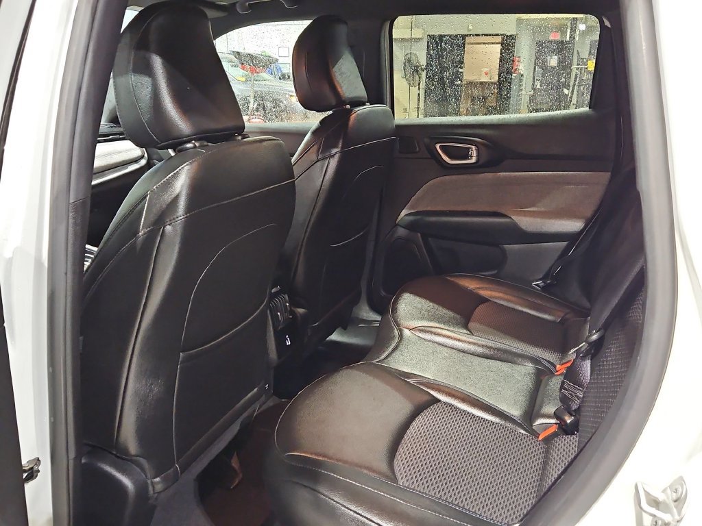 Used 2025 Jeep Compass Latitude w/ Sun & Sound Group AWD/4WD image 28