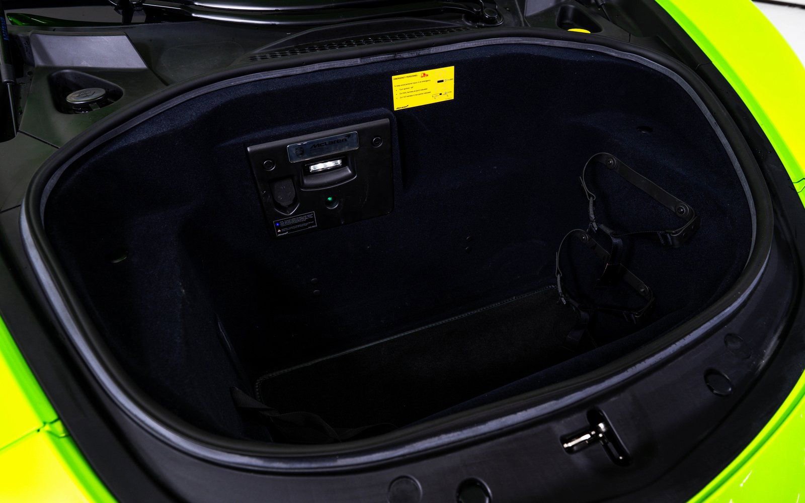 Used 2024 McLaren Artura RWD image 21