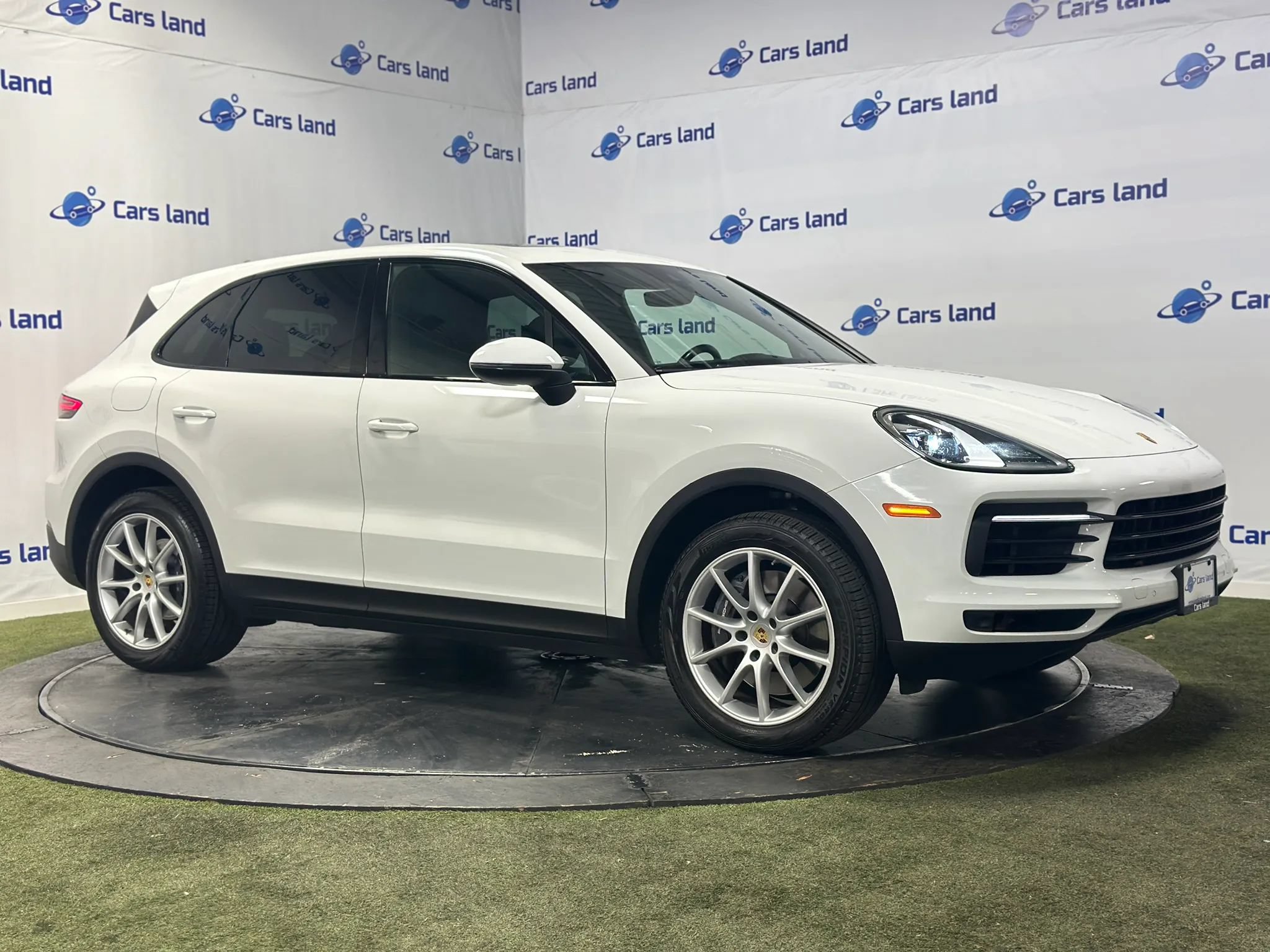Used 2022 Porsche Cayenne w/ Premium Package AWD/4WD image 2