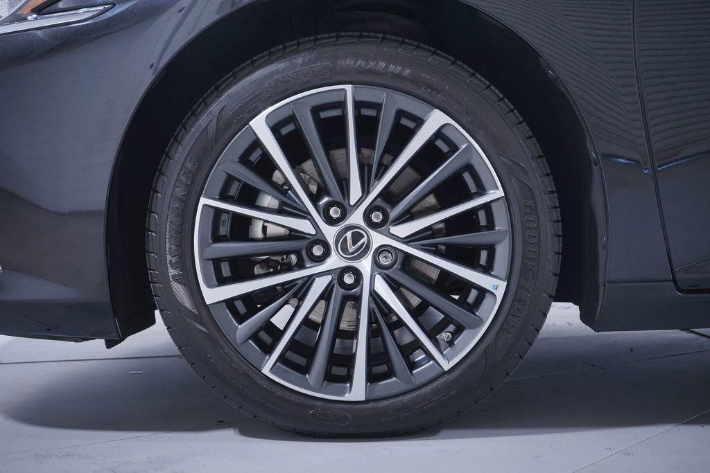 Used 2022 Lexus ES 300h w/ Premium Package FWD image 2