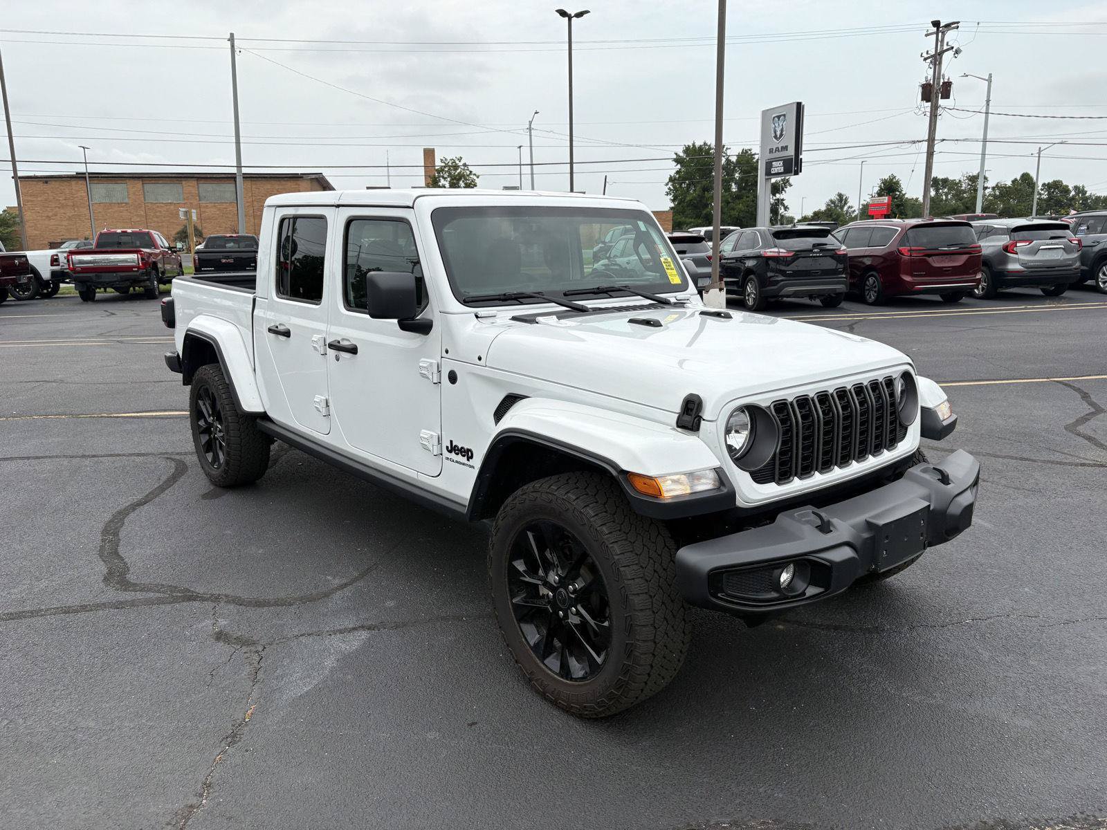 Used 2025 Jeep Gladiator Sport AWD/4WD image 2