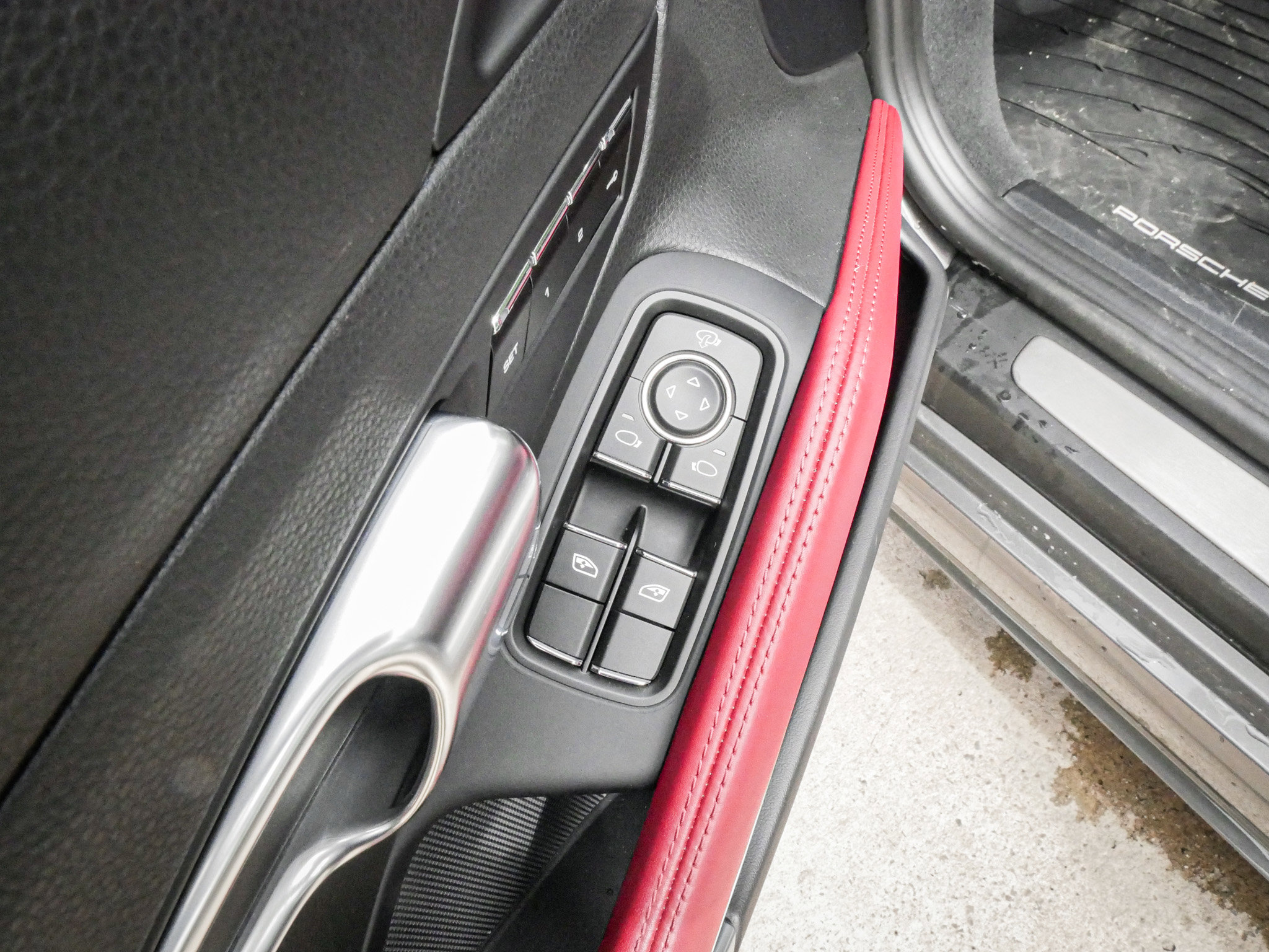 Used 2024 Porsche 718 Boxster w/ Premium Package image 15