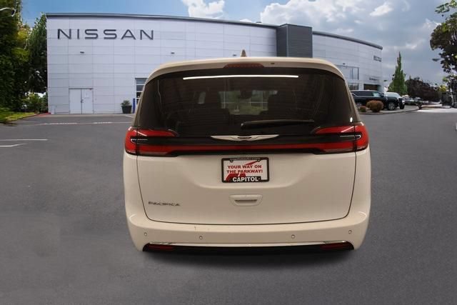 Used 2025 Chrysler Pacifica Select FWD image 4