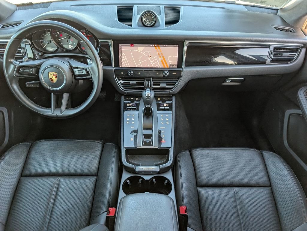 Certified 2022 Porsche Macan image 6