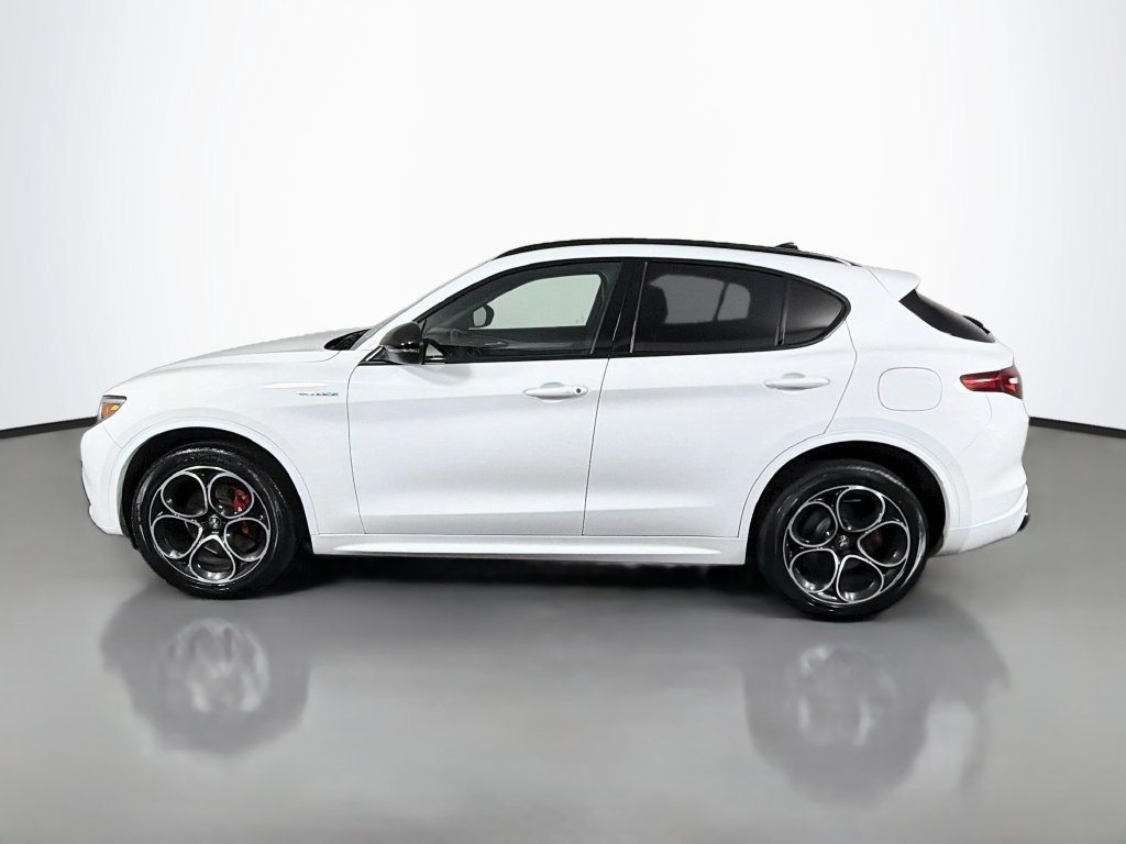 Used 2022 Alfa Romeo Stelvio Veloce AWD/4WD image 4